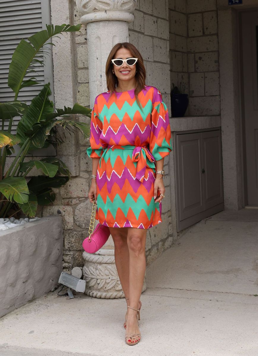 Turuncu Renkli Zigzag Desen Kuşaklı Saten Elbise   resmi