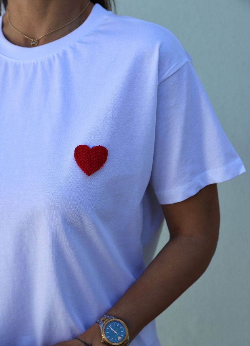 Beyaz Minik Kabartma Kalp Detay Tshirt    resmi